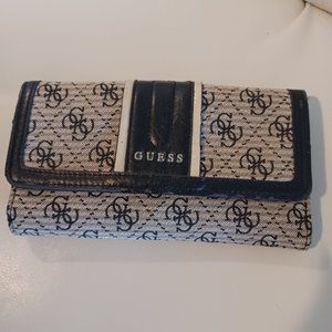 Guess Wallet Clutch - 22 Pockets / two zippers. Snap Closure. Black / Grey